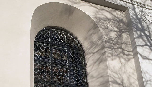 Schutz von Bleiglasfenstern in einer Kirche mit Hammerglass Single